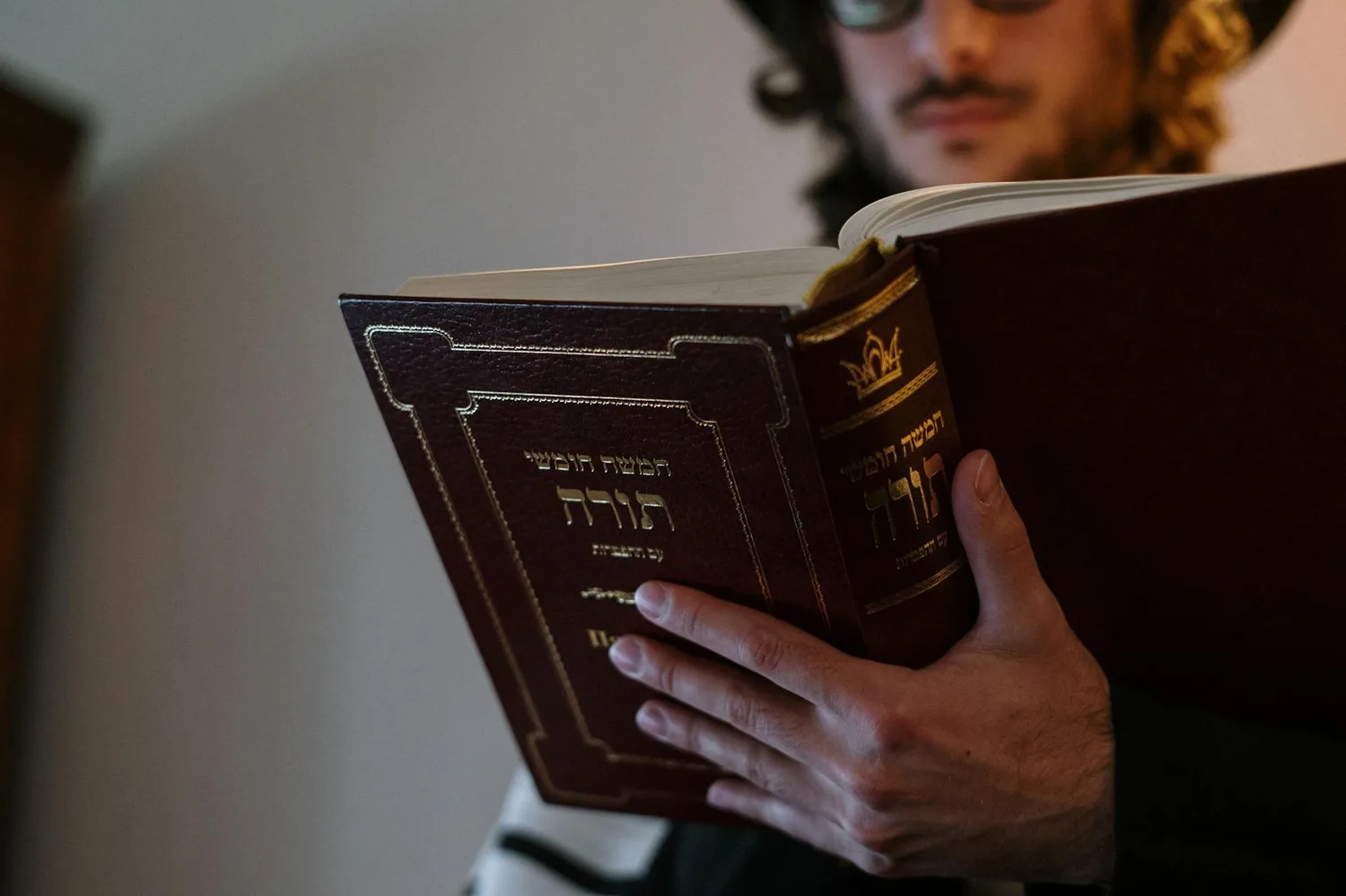 Mazel tov : signification, origine et comment l’utiliser